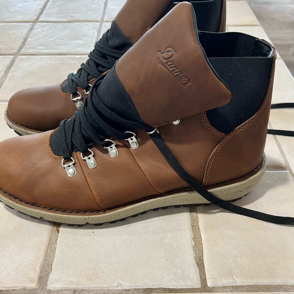 Mens Size 12, DANNER Boots Like New